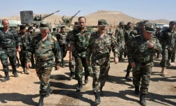 Une photo distribuée par l'agence officielle syrienne le 9 août 2016 montre le commandant en chef de l'armée syrienne Fahd Jasem al-Freij (2E D) avec des officiers lors d'une visite à Alep