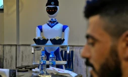 Un robot sert des clients dans le restaurant White Fox, à Mossoul, en Irak, le 17 novembre 2021
