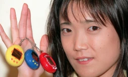 La créatrice pour le groupe japonais Bandai des Tamagotchis, Aki Maita, en présente des exemplaires le 25 août 1997 à Tokyo