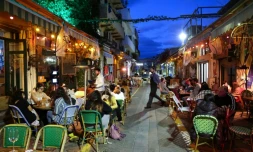 Des personnes sont attablées dans un restaurant de Tel Aviv, le 7 mars 2021, aprÚs la levée de certaines restrictions sanitaires en Israël