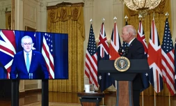 Le président américain Joe Biden (d) à la Maison Blanche parle avec le Premier ministre australien Scott Morrison, à l'écran en visioconférence, à Washington, le 15 septembre 2021