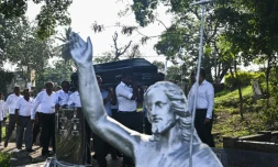 Funérailles d'une victime des attentats jihadistes de Pùques au Sri Lanka, dans un cimetiÚre de Colombo le 24 avril 2019