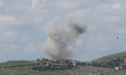 De la fumée s'élève après une attaque aérienne israélienne sur le village de Kfar Tibnit, le 24 mars 2026 au Liban
