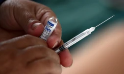 Un soignant prépare une dose du vaccin russe Sputnik V contre le Covid-19, dans un centre de vaccination de Buenos Aires, en Argentine le 23 mai 2021