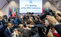 Le ministre saoudien de l'Energie, Khaled al-Faleh (G) parle aux journalistes au siège de l'Organisation des pays exportateurs de pétrole (Opep) à Vienne, en Autriche, le 6 décembre 2018