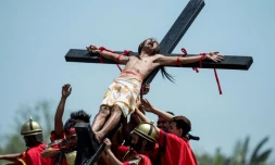 Chrétiens philippins lors d'un crucifiement près de San Fernando au nord de Manille, le 14 avril 2017