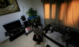 Nawaf, un Bahreïni de 22 ans détenu par les forces kurdes dans le nord-est syrien, accorde une interview dans une maison près d'un commissariat de Rumaylan, le 13 février 2018