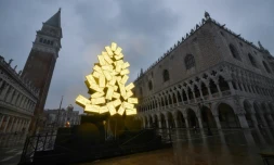 L'arbre de Noël créé par l'artiste italien Fabrizio Plessi pour Venise sur la place Saint-Marc le 4 décembre 2020