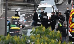 Des policiers et des légistes sur les lieux d'une attaque à l'arme blanche prÚs des anciens locaux de Charlie Hebdo, le 25 septembre 2020 à Paris