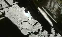 Photo prise quelques secondes avant que la sonde japonaise Hayabusa 2 ne se pose sur l'astéroïde Ryugu, le 11 juillet 2019