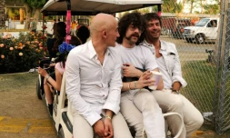 Philippe Zdar (d) avec les musiciens DJ Boom Bass (g) et Gaspard Auge, le 18 avril 2010 à Indio, aux Etats-Unis