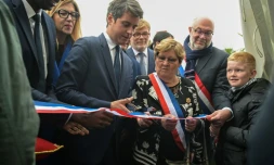 Gabriel Attal lors de sa visite Ă la Foire aux Bulots Ă Pirou dans la Manche le 27 avril 2024