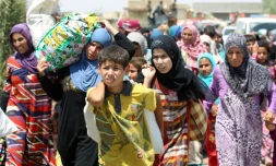 Des familles irakiennes près du village d'al-Sejar après avoir fui les combats le 27 mai 2016 à Fallouja