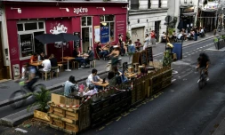 Une terrasse d'un café à Paris, aprÚs le premier confinement, le 23 juillet 2020