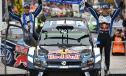 Sébastien Ogier (d) et son copilote Julien Ingrassia posent à côté de leur Polo VW après avoir remporté le Rallye de Grande-Bretagne, le 30 octobre 2016 à Llandudno au pays de Gallles