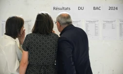 Des professeurs consultent les résultats du baccalauréat dans le hall du lycée Claude-Bernard, le 8 juillet 2024 à Paris