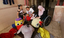 Nihad et Zeinab Jarboa confectionnent des peluches et des déguisements, le 19 juillet 2020 à Gaza