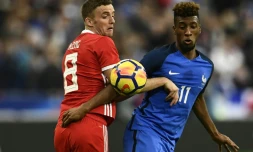 L'attaquant de l'équipe de France Kingsley Coman (d) à la lutte avec le milieu gallois Andy King en Amical au Stade de France, le 10 novembre 2017