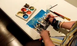 Une dizaine de Chypriotes - grecs et turcs - se prêtent au jeu de la thérapie artistique pour surmonter les expériences traumatiques du conflit, à Paphos le 5 mai 2017