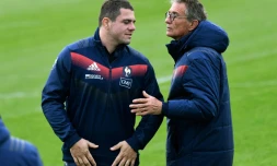 Le sélectioneur du XV de France Guy Noves (d) discute avec le capitaine Guilhem Guirado lors d'une séance d'entraînement à Marcoussis, le 10 novembre 2017
