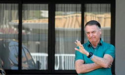 L'ex-président brésilien Jair Bolsonaro fait un salut de la main, devant sa résidence à Brasilia, le 11 septembre 2025