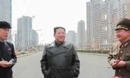 Le dirigeant nord-coréen Kim Jong Un inspectant un nouveau quartier en construction, le 16 mars 2022. Photo de l'agence nord-coréenne KCNA