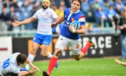L'échappée du demi de mêlée Antoine Dupont pour l'essai du XV de France contre l'Italie au stade olympique de Rome, le 16 mars 2019