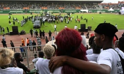 Des fans se recueillent pour les obsèques du chanteur ivoirien DJ Arafat au stade Félix Houphouet-Boigny d'Abidjan le 31 août 2019.
