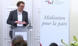 Capture d'une vidéo du 3 avril 2018 montrant à GenÚve David Harland, directeur exécutif du Centre pour le Dialogue Humanitaire, lisant un communiqué de l'ETA annonçant sa dissolution