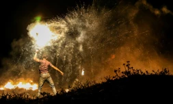 Un Palestinien lance un projectile en destination des forces israéliennes lors d'une manifestation à l'est de Gaza le 15 juin 2021