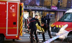 Des pompiers évacuent un blessé après une collision entre deux tramways dans le tunnel désservant l'arrêt de la gare de Strasbourg, le 11 janvier 2025