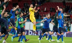 Les Italiens célèbrent avec leurs supporters leur victoire aux tirs au but face à l'Espagne (1-1, 4-2 t.a.b.), en demi-finale de l'Euro 2020, le 6 juillet 2021 au stade de Wembley à Londres