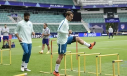 Les attaquants de l'Atletico Madrid Diego Costa et Antoine Griezmann à l'entraînement le 14 août 2018 à Tallinn, à la veille de la Supercoupe d'Europe contre le Real