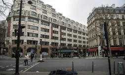 Un sans-abri dort dans le froid,sur le bitume, à Paris le 2 décembre 2017 