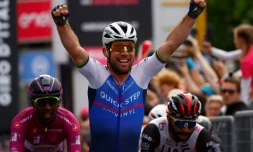 Le Britannique Mark Cavendish remporte au sprint la 3e étape du Giro, le 8 mai 2022 à Balatonfüred (Hongrie)