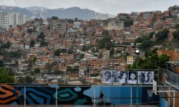 Photos d'habitants accrochées à Petaré, réputé un des quartiers les plus dangereux au monde, dans le cadre du projet global de l'artiste français JR "Inside Out," le 12 avril 2022