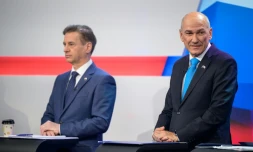 Le Premier ministre slovÚne Robert Golob (à gauche) et l'ancien Premier ministre ultra-conservateur Janez Jansae (à droite), lors d'un débat télévisé le 20 mars à Ljubljana