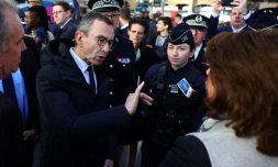 Le ministre de l'Intérieur français Bruno Retailleau (centre) s'entretient avec la présidente de la Métropole Aix-Marseille-Provence Martine Vassal (droite) à côté du président du Conseil régional de Provence-Alpes-Côte d'Azur Renaud Muselier (L) lors d'un déplacement à Marseille, dans le sud de la France, le 24 avril 2025