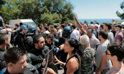 Des centaines de personnes rassemblées à Lupino, un quartier de Bastia au lendemain d'une rixe en bord de mer à Sisco, le 14 août 2016
