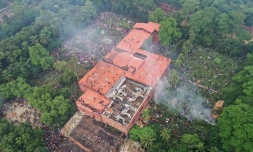 Les manifestants antigouvernement entourent le palais de la PremiÚre ministre Sheikh Hasina en fuite, à Dacca, au Bangladesh, le 5 août 2024