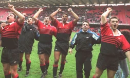 Le capitaine Emile Ntamack (au centre) et ses coéquipiers toulousains célÚbrent leur victoire en finale de la premiÚre édition de la Coupe d'Europe, le 7 janvier 1996 à l'Arms Park de Cardiff