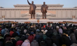 Des Nord-Coréens s'inclinent devant les statues de Kim Il Sung et Kim Jong Il, le 16 février 2019 à Pyongyang
