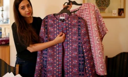 La Palestinienne Natalie Tahhan montre quelques-unes de ses créations dans son atelier, le 13 avril 2017 dans le quartier de Rass-al-Amoud, à Jérusalem-Est