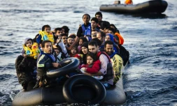 Des migrants et réfugiés arrivent sur l'île grecque de Lesbos après avoir traversé la mer Egée depuis la Turquie, le 14 octobre 2015
