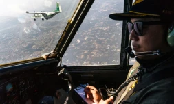 Des pilotes d'avions du service royal thaïlandais des précipitations, participent à une mission de modification atmosphérique visant à déplacer la pollution en pulvérisant de l'eau glacée dans l'air, le 15 janvier 2025 à la périphérie de Bangkok