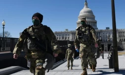Des membres de la Garde nationale devant le Capitole, siège du Congrès, à Washington le 3 mars 2021