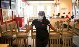 Kim Prince, propriétaire du restaurant Hotville Chicken fermé en raison de la pandémie, à Los Angeles, en Californie, le 24 novembre 2020