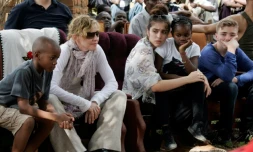 La pop-star américaine Madonna avec ses quatre enfants, le 2 avril 2013 à Kasungu au Malawi