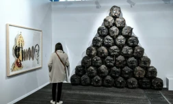 Pyramide de jerricanes de l'artiste Romuald Hazoumé, à la foire d'art contemporain "Art Paris", organisée sur le thème de l'écologie,  le 6 avril 2022 au Grand Palais éphémère à Paris