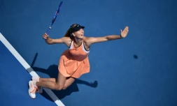 Maria Sharapova au service face Ă Serena Williams, en quarts de finale de l'Open d'Australie, le 26 janvier 2016 Ă Melbourne